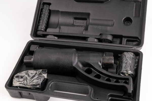 KT-8152 Гайковерт ручной с головками (32мм, 33мм) 1:55